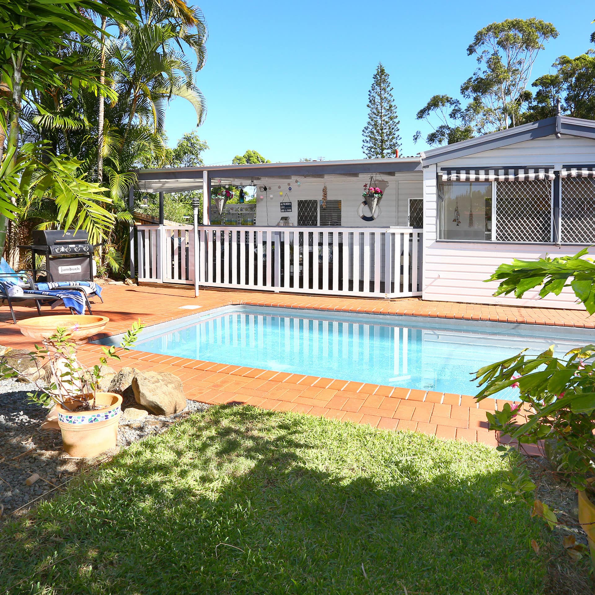 Pet-friendly 3-bedroom cottage with sunroom, porch and private pool and gardens with grill and lounges